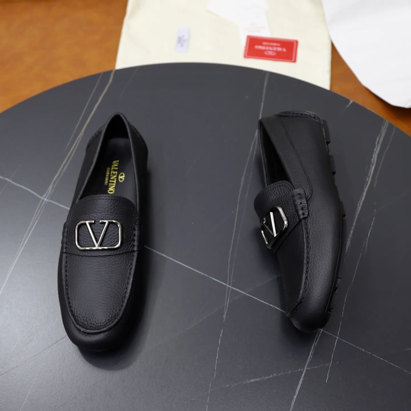 Men's shoes: 640💰VALENTINO, made of imported cowhide with imported water-dyed cow lining, iconic hardware and iconic wear-resistant outsole. 38-45 (customized at 45) VALENTINO packaging All orders enjoy the brand’s iconic product packaging